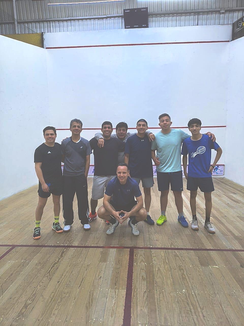 Jugadores de PeriSquash reunidos en la cancha